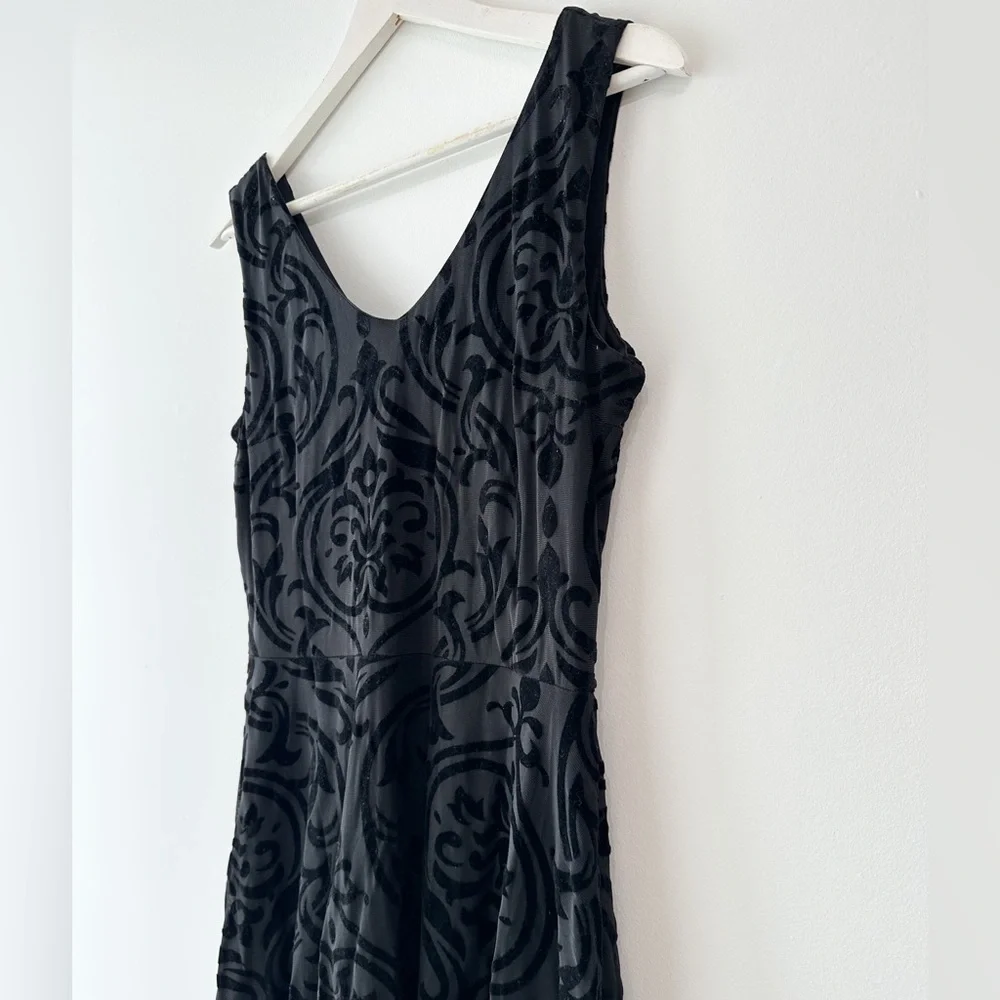 Black Sleeveless Knee Length Dress - V-Neck - Velvet Pattern Detail -Size:Medium - Picture 2 of 8